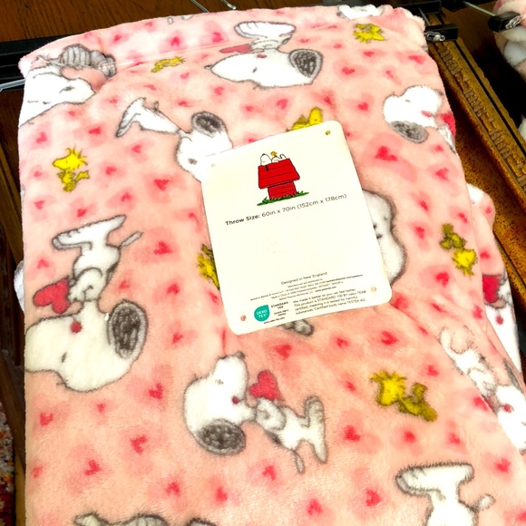 New Snoopy Peanuts Throw.  By Berkshire Blanket & Home Co.  Size 60” x 70”. - Picture 4 of 8